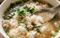 Người bị trào ngược có nên ăn cơm chan canh?