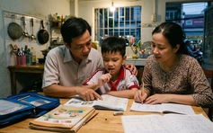 Cấm dạy thêm tiểu học: Con học yếu, phụ huynh phải làm sao?