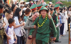 Khoảnh khắc xúc động hơn 4.400 tân binh ở Vĩnh Long lên đường nhập ngũ