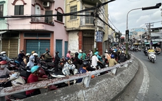 Dốc cầu Chánh Hưng ùn tắc giờ cao điểm, vì sao ?