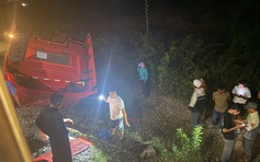 Va chạm với tàu hỏa ở Quảng Ngãi, xe tải đứt lìa, tài xế bị thương