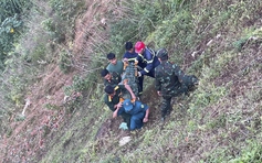 Đưa thi thể nạn nhân tử vong dưới vực sâu 200 m sau tai nạn giao thông lên