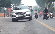 TP.HCM: Hơn 100 m đường nguy hiểm ở khu dân cư Vĩnh Lộc khiến nhiều người té ngã