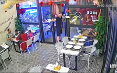 Du khách Nga quay lại bấm chuông cảm ơn vì món ăn ngon