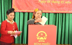 Đồng bào Vân Kiều dậy sớm vượt sông đi bầu cử