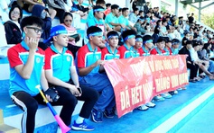 CĐV Trường ĐH Đồng Tháp lặn lội đường xa đến Nha Trang tiếp lửa đội nhà