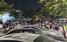 Bãi đậu xe công cộng bị lấn chiếm để bán thức uống