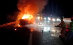 Xe đầu kéo bốc cháy ngùn ngụt trên cao tốc TP.HCM - Trung Lương