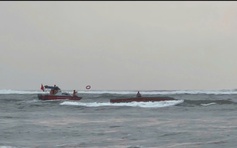 Tàu cá bị lật khi vào cửa Nhật Lệ, 5 ngư dân được cứu sống