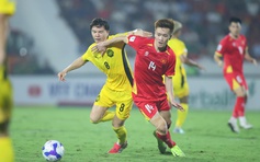 Hoàng Đức bị quá tải sau trận đội tuyển Việt Nam thắng Malaysia, tạm hạn chế hoạt động khớp gối