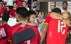 Hoàng Hên bế con Duy Mạnh, Xuân Son hạnh phúc bên gia đình nhỏ ăn mừng chiến thắng đội tuyển Malaysia