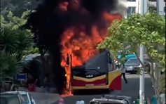 Cháy xe khách giữa trung tâm Nha Trang, cột khói đen bốc cao hàng chục mét