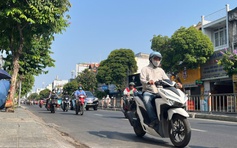 Nắng nóng TP.HCM: Khi một chỗ ngồi mát cũng phải… tính toán