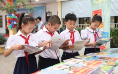 Lần đầu tiên ở Việt Nam, xã cung cấp miễn phí sách giáo khoa cho học sinh