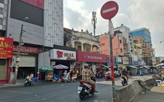 Ngang nhiên chạy xe ngược chiều và trên vỉa hè