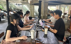 Quán cà phê, thư viện TP.HCM kín chỗ: Nhiều người tìm đến vì 'ở nhà chịu không nổi'