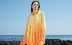 Váy loang màu tươi sáng dẫn dắt xu hướng thời trang resort 2026