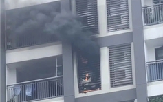 TP.HCM: Cháy căn hộ tầng 10 chung cư, hàng trăm cư dân tháo chạy
