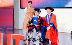 Xe lăn trên bục vinh danh và hành trình 24 năm của mẹ có con bại não