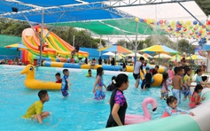 Nắng nóng là 'cơ hội vàng': Xe nước thu 7 triệu/ngày, công viên nước đón 3.000 khách