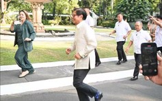 Bị đồn sức khỏe suy sụp, Tổng thống Philippines thách so tài xem ai khỏe hơn