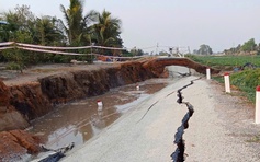 Sạt lở đường ven sông ở Tây Ninh, giao thông bị chia cắt