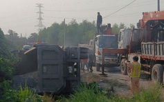 Xe ben chở đá lật đè chết nữ tài xế ô tô con ở Đồng Nai