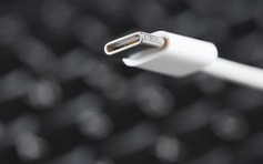 Tại sao cùng một sợi cáp USB-C mà máy này sạc nhanh, máy kia lại không?