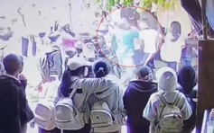 Nữ sinh lớp 7 bị nhóm nam sinh đánh hội đồng trước cổng trường: Công an vào cuộc