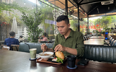 Bữa ăn của người trẻ: Chi 50.000 đồng ăn sáng rồi nhịn luôn bữa trưa, vì sao?