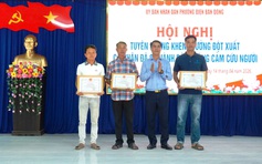 Cứu sống 13 du khách đuối nước, 3 người ở Đà Nẵng được khen thưởng