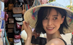 Mỹ nhân Hàn Quốc đội nón lá, dạo phố cổ Hội An