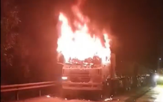 Xe đầu kéo bốc cháy dữ dội trên quốc lộ 12A, cabin bị thiêu rụi