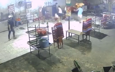 Đang ngồi ăn uống, nam thanh niên bị nhóm người xông vào đánh đến nhập viện