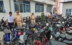 Siết xe điện 'độ chế', CSGT An Lạc kiểm tra bãi xe trường học