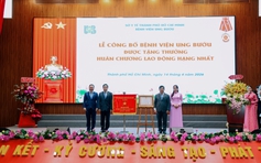 Bệnh viện Ung bướu TP.HCM đón nhận Huân chương Lao động hạng nhất