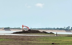 TP.HCM: Ngăn chặn phương tiện múc đất, đưa ra khỏi khu vực hồ Đá Bàng