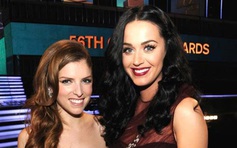 Katy Perry tiếp tục bị một sao nữ khác là Anna Kendrick cáo buộc sàm sỡ