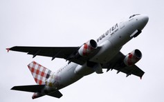 Một hãng hàng không tăng giá vé đã bán vì giá xăng tăng trước giờ cất cánh