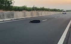 Lốp xe vương vãi trên cao tốc, tiềm ẩn nguy cơ gây tai nạn