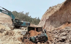 Sạt lở mỏ đất vùi lấp cabin xe tải, tài xế tử vong tại chỗ