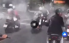 CSGT Vĩnh Long mời làm việc nhóm người chạy xe máy chọi bột vào người đi đường