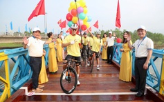 Đạp xe qua miền ký ức chiến tranh, gửi thông điệp hòa bình ra thế giới