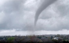 Thời tiết cực đoan đe dọa khắp nơi