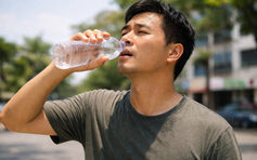 Bác sĩ cảnh báo: Nắng nóng và sai lầm khi uống nước dễ hại thận