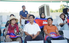 Đại gia đình đi 12 tiếng từ Campuchia đến Nha Trang ủng hộ tiền đạo ĐH Svay Rieng