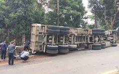 Xe đầu kéo lật đè bẹp xe con và xe máy, 2 phụ nữ tử vong