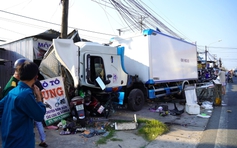 Cà Mau: Xe tải mất lái cuốn xe xôi, sạp rau và nhiều phương tiện
