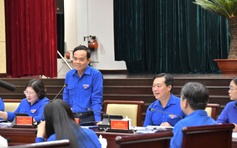 Bí thư Thành ủy Trần Lưu Quang đứng suốt buổi lắng nghe người trẻ nói