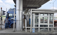 TP.HCM: Xe đầu kéo thắng gấp, cuộn thép văng vào trạm thu phí cầu Phú Mỹ